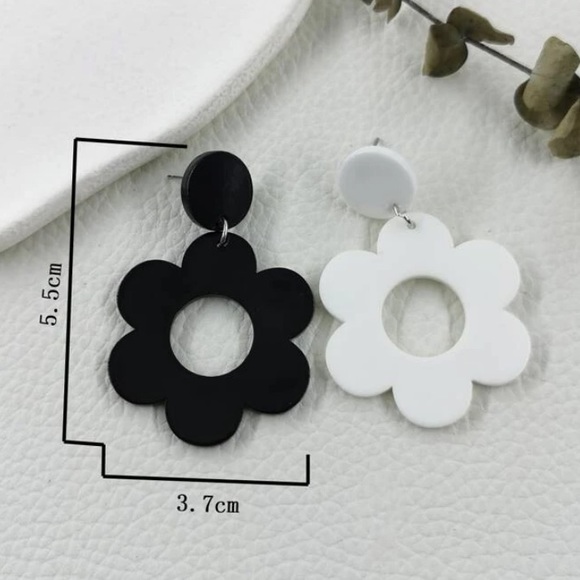 NWOT- Black and White Flower Earings - Picture 3 of 3